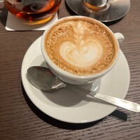 ゼックスウエスト ザ バー - カフェラテは可愛いハートのアート