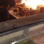 丸万焼鳥 本店 - 調理中です