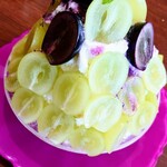 DAIBAN COFFEE cafe - かき氷(ぶどう)2,800円✨シャインマスカットとピオーネが盛り付けられ、巨峰のソースが別添え。