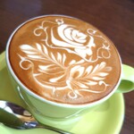 DAIBAN COFFEE cafe - カフェラテ550円✨同伴者の注文。薔薇の棘まで美しいラテアート。