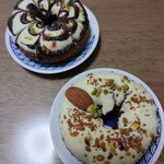 55DONUT - 全粒粉のフラワーチョコ(左上)、全粒粉のホワイトピスタチオクランチ(右下)