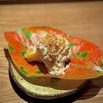日本料理FUJI - 柿の白和えも、最高です。
      何が素晴らしいって、金胡麻の香り高さよ。
      乾煎りしている時、擂っているその間でさえ、どんどんと変わっていく香りが、本当に贅沢に感じられます。