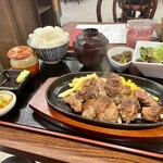 前田亭 - ⭐︎︎ 熟成赤身牛ステーキ（Ｌ）定食 （ ３２０g ） 
      　わさびだし醬油　　　 税抜１,４５０ 円（ 税込１,５９５円 ）※  ごはん大盛り無料