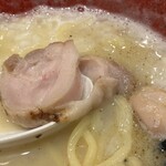 麺や いま村 - 炭で灼かれたチャーシューが香ばしくて分厚くて。、