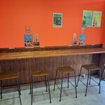 ジューシー バインミー - 右側の4～5名席のカウンターでイートインが出来る。