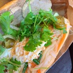 ジューシー バインミー - クラシック・バインミーに追加トッピングのハラペーニョとパクチー(3倍増)に、お店オリジナルのバインミー専用の七味唐辛子をたっぷりと振りかけるのが私達流。