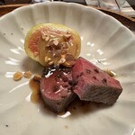 比良山荘 - 焼きシカ（香茸ソースがけ、砕いた大徳寺納豆とともに）とイチヂク（クルミとクルミ味噌がけ）