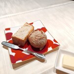 プチレストラン ブーケ・ド・フランス - このパンがどちらも美味しかったんです(о´∀`о)丸いパンは表面がちょっと厚めなんだけどパリッとして食べやすく中はふんわりで小麦の香りがよかったな〜プチッとライ麦入りのサクフワなフォカッチャも◎