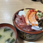 寿司富 - ちらし寿司・味噌汁