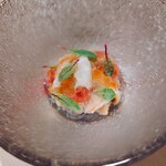 プチレストラン ブーケ・ド・フランス - ホヤ・ツブ貝・カニ・ウニ・イクラのトマトのジュレかけです。個性の強そうな素材ばかりたけど素材の塩気とトマトのやわらかな酸味でうまく全体がまとまった味わいでした^_^
