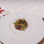 プチレストラン ブーケ・ド・フランス - 市場に出回らない高級魚イザナギのカルパッチョです。身は柔らかでオリーブオイルのいい香りと、マダムのお母様が育てたハーブなどと一緒にいただくととっても華やかな味わいです。