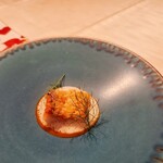 プチレストラン ブーケ・ド・フランス - 深浦産の甘鯛です。逆立てたウロコがカリッカリと身のふわふわ食感が最高です！ソースはエビとカニを使った濃厚なクリームソースで更に美味しさアップでした。