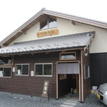 切妻の大屋根でﾓﾀﾞﾝな感じの外観