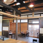 板張りの座敷席ｶﾗ､ﾃｰﾌﾞﾙ席を・・・。