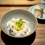 日本料理FUJI - 天城軍鶏そぼろと卵黄の「親子丼」。
      優しいお味がいいですねぇ。最終盤なのに、ガツガツいっちゃいます(^^)