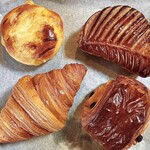 ル・パン・ドゥ・タカ - ダブルチーズ(左上)、アップルパイ(右上)、クロワッサン(左下)、パンオショコラ(右下)