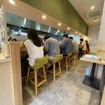 手打麺祭 かめ囲 - 亀カラー（緑）の店内