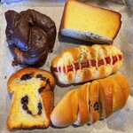 ブラウバッハ - 料理写真:全品税込131円均一。17時以降はパン屋でなくBIG惣菜エリアの通路でまとめ売りされている。