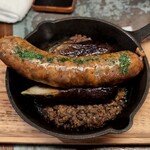 ラム ミート テンダー - ラム肉の自家製ソーセージ&レンズ豆の煮込み