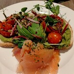 BASALT - アボカドペーストがめっちゃ美味しい❣️アボカドトースト⭐️サーモンが脂が乗ってとろけるよう❤️