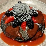 BASALT - インパクト強❣️チャコールバターミルクパンケーキ⭐️ふんわりしっとり☆*:.｡♡グアバストロベリーソースが思いの外、甘すぎず美味しい♡