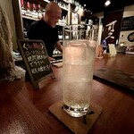 可久 - ジントニック（Bombay Dry Gin）
白Bombayのジントニ。サファイヤは好きでも白はそう好きでもないしカットライムもないけど、さっぱり爽やかに飲めました(*´꒳`)_∀*”