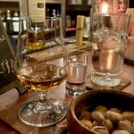 可久 - Bowmore 12years
テイスティンググラス、チェイサーとともに加水用の水差しが出てきたのでワンドロップしました(^^)
香りが花開く〜？うーんよーわからん(^◇^;)