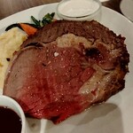 BASALT - アメリカンなプライムリブ⭐️ホースラディッシュソースにはクリームが混ぜ込んであり辛さが直ではないので苦手な人でも大丈夫なのでは♡