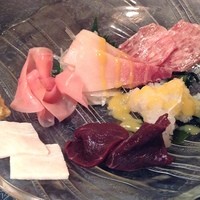ふぐくじら - くじらの5種盛り
                
                本皮、おばけ、赤身、さえずり、ベーコン
                
                最近何かと話題の鯨を頂きますo(^▽^)o