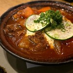 皿然 - 牛すじとモッツアレラチーズのトマト煮込み