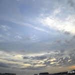 レイドバックバーガー - 厚い雲が被っていても日の出前と日の入り後は空は青くなる。太陽光の全波長が直接地上に届く昼間と違い、高空でレイリー散乱した青い光しか届かないからだろう