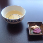 京都 吉兆 - 塩の香りのお茶と干菓子