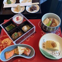 日本料理 京都 華暦 - おばんざい　煮物（京赤地どりと長芋　麩藤の粟麩　溶き山葵）出汁巻き卵　鮭一汐　鰯味醂干し　焼ベーコン　九条ねぎ天　土井志ば漬本舗のお漬物
