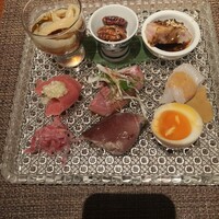 中華割烹 わらじん - 左から
                    ■クラゲの甘酢
                    ■ピーカンナッツ　めちゃ美味しいです
                    ■鶏肉　めちゃくちゃ美味しいです
                    ■マグロみたいな味　美味しい
                    ■カンパチ的な味　めちゃ美味しい
                    ■ヒラメ
                    ■大根
                    ■かつお
                    ■半熟卵