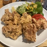 キッチンよい一日 - 料理写真:若鶏の唐揚げは大ぶりのが５個