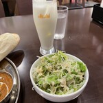 レストランさくら - サラダもボリュームたっぷり。ラッシは濃くて甘い！