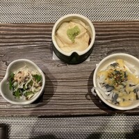 浜松町 鮨 すし門 - 前菜（てっぴ酢みそかけ・生ゆば刺・カニのとんぶり和え）