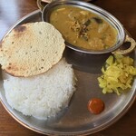 シバカリーワラ - 季節野菜のダール・1種盛り・ライスとパパド（1,150円）