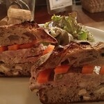 パーラー江古田 - パンの下半分の白いのはカシューナッツ。パテドカンパーニュは2枚重ね