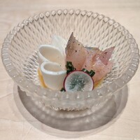 鉄板焼 りんご - 季節の前菜：ワラサのお刺身の黄身醤油