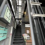 いわ志 - 4階までは階段オンリーです。がんばれー