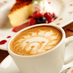 アカリ バル - お好みのラテアートのリクエストもできる『ホット・カフェラテ』