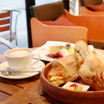 アカリ バル - 女性1人だけでも、ふらっと立ち寄って気軽に食事ができます