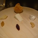 IL TEATRINO DA SALONE - 3種類の小さなチーズ（蓋を取ると）（2014.4）