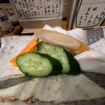 とん太 - お新香素晴らしい。ゴボウみたいの、これが美味い。