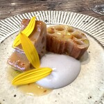 aru - 炭火で炙った備中蓮根
      新城で育った八名丸（里芋）のピューレ
      めぐみ鴨の鴨コンソメソース
      バター　発酵唐辛子　菊芋の花