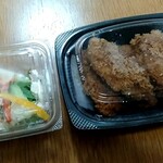 柿安ダイニング - 料理写真:大粒カキフライ(右)