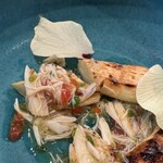 aru - 麹のソースを塗って炭火で焼いた真菰筍
      地元の渡り蟹を使ったソース
      フィンガーライム　オクラの花