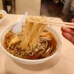 味の古久家 - 麺リフトアップ、かん水不使用、平打ちのたまご麺がたまらない