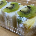 ケーワン - キウイ・ホイップクリーム・カスタードクリームが挟まれていてキウイのスライスが載せられています